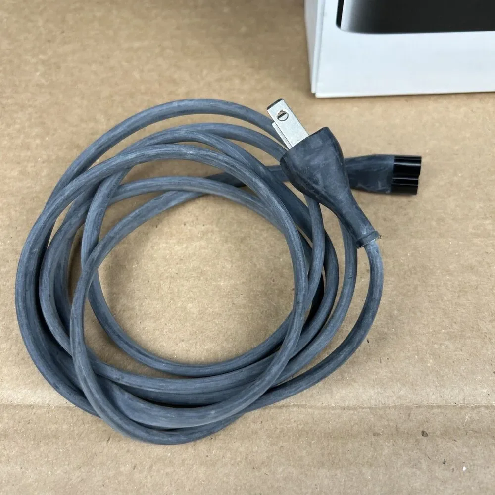 Apple TV 3rd Generation A1469 Media Streamer w/ Remote Box Manual Cable